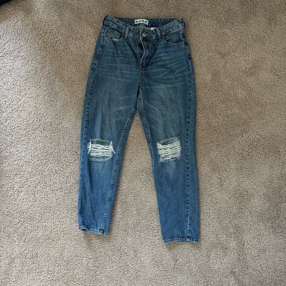 Relaxed Blue Boyfriend Jeans with Distressed Knees